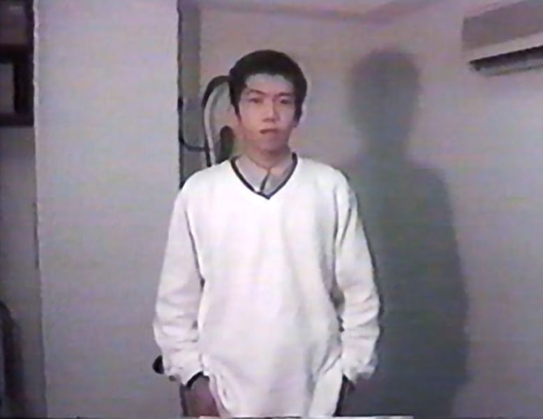 ファイル:白い服を着た若い少年.jpg