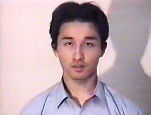 どこかやつれた様子の男